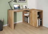 Moderner Schreibtisch aus Holz mit L-Form, ausgestattet mit Laptop, Lampe und Ablagefächern, seitliche Perspektive.