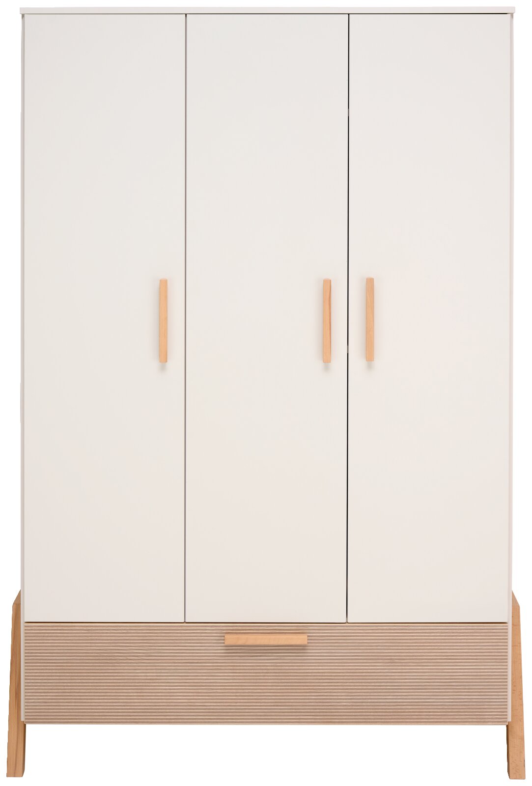 Weißer dreitüriger Kleiderschrank mit Holzgriffen und einer Schublade unten, frontal fotografiert.