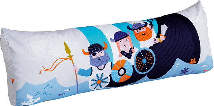 Rückenkissen mit Wikinger-Motiv, zeigt drei Wikinger in einem Boot mit Schilden und Speer, seitliche Perspektive