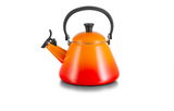 Roter Wasserkessel Kone 1,6l in Ofenrot, seitliche Perspektive
