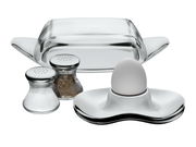Butterdose WAGENFELD Edition aus Glas, präsentiert in einer Frontalansicht mit Salz- und Pfefferstreuer sowie einem Eierbecher mit Ei.