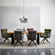 Moderner Esstisch 160x90 aus Holz mit schwarzen Beinen, umgeben von gepolsterten Stühlen in verschiedenen Farben, aus der Frontalperspektive fotografiert.