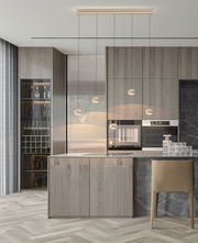 Moderne LED-Pendelleuchte in einer stilvollen Küche, seitliche Perspektive