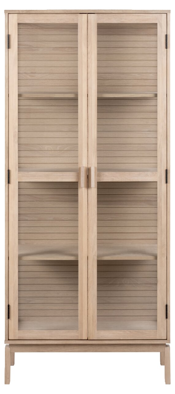 Vitrine aus hellem Holz mit Glastüren, frontal fotografiert