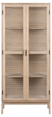 Vitrine aus hellem Holz mit Glastüren, frontal fotografiert