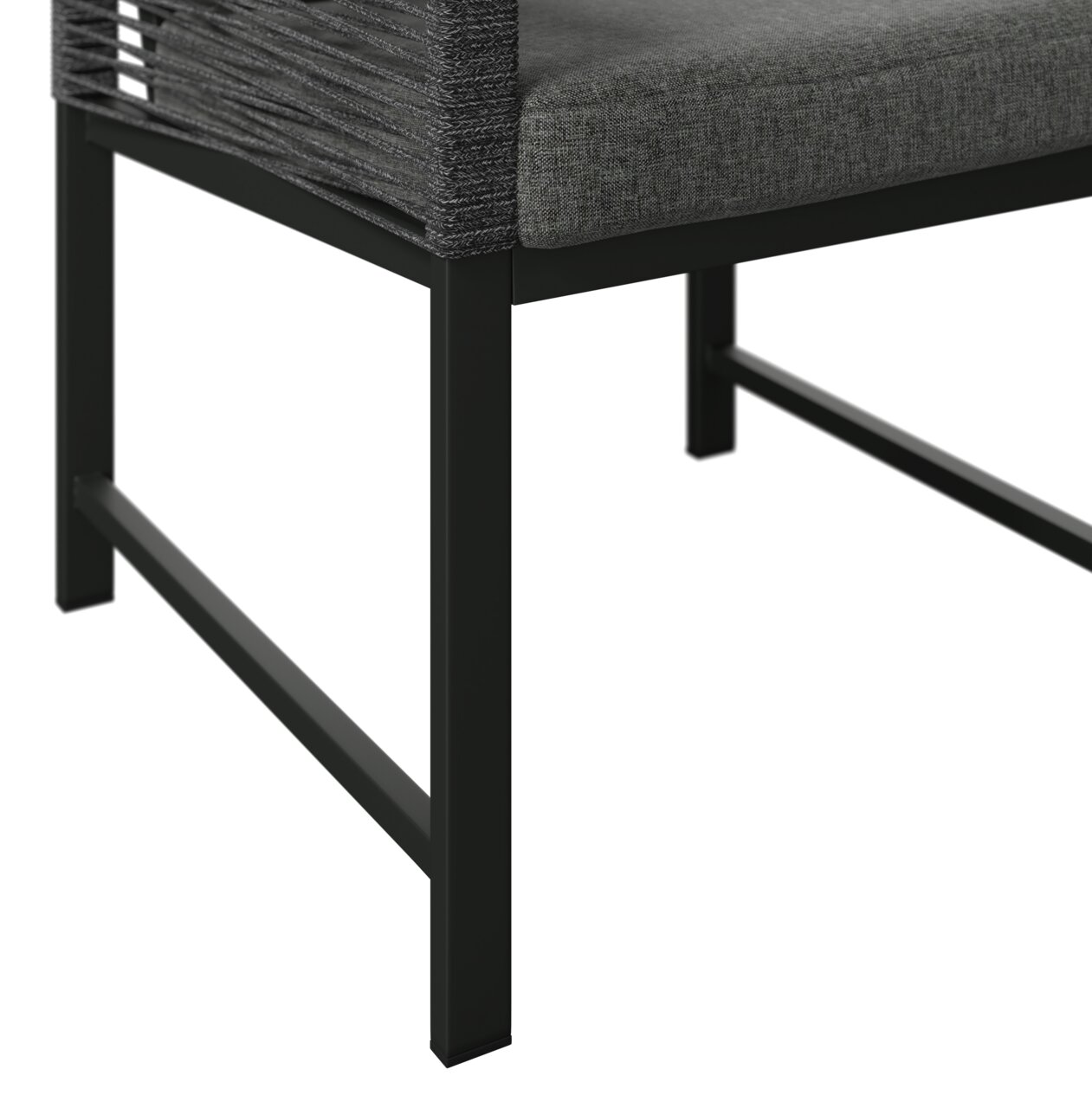 Nahaufnahme eines modernen Gartenstuhls mit grauem Sitzpolster und schwarzem Metallrahmen, seitliche Perspektive.