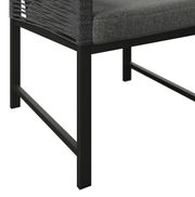 Nahaufnahme eines modernen Gartenstuhls mit grauem Sitzpolster und schwarzem Metallrahmen, seitliche Perspektive.