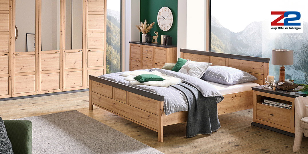 Modernes Schlafzimmer mit Holzmöbeln, großem Fenster, Bergblick, Teppichen und grünen Akzenten.