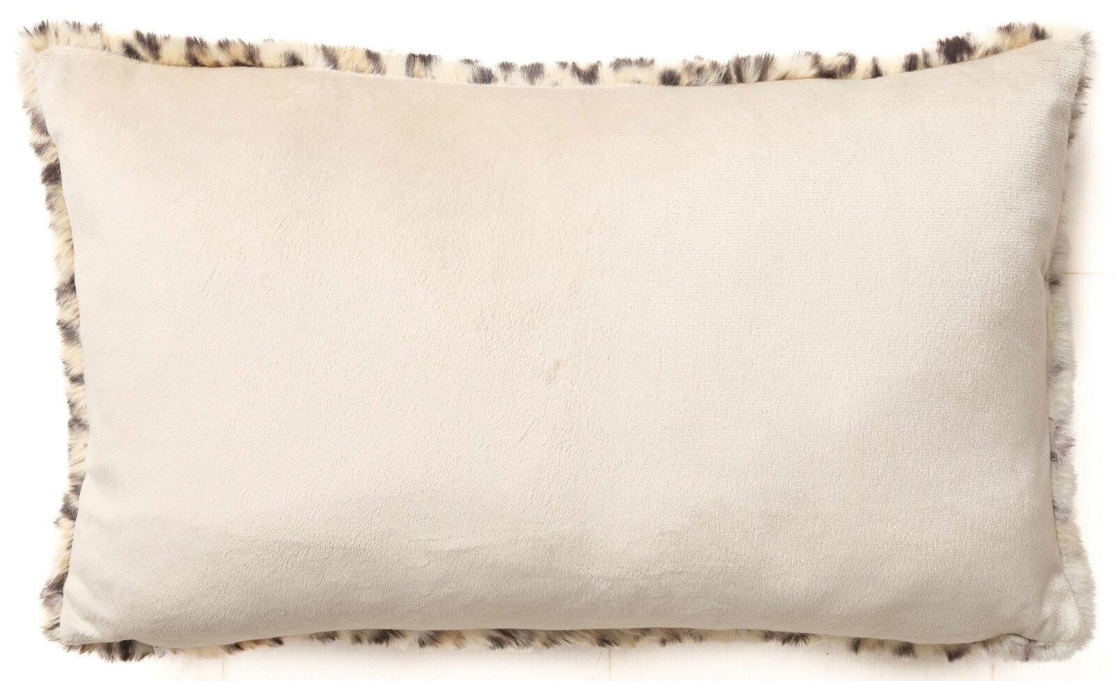 Beiges Kissen Leony mit weichem Stoff und tierischem Muster an den Rändern, Ansicht von oben.
