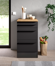 Moderner Unterschrank 50A in dunklem Design mit Holzarbeitsplatte, frontal abgebildet in einer stilvollen Küchenecke.