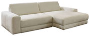 Beiges, gepolstertes Ecksofa mit Chaiselongue rechts und breiten Armlehnen, Frontansicht in leichter Schrägperspektive von links auf weißem Hintergrund