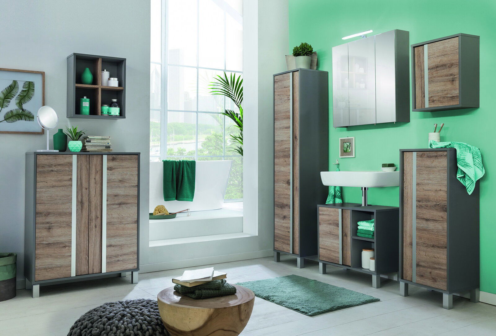 Badezimmermöbel-Set in moderner Perspektive mit Holz- und Grautönen, bestehend aus mehreren Schränken und einem Waschbeckenunterschrank, vor einer mintgrünen Wand.