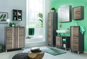 Badezimmermöbel-Set in moderner Perspektive mit Holz- und Grautönen, bestehend aus mehreren Schränken und einem Waschbeckenunterschrank, vor einer mintgrünen Wand.