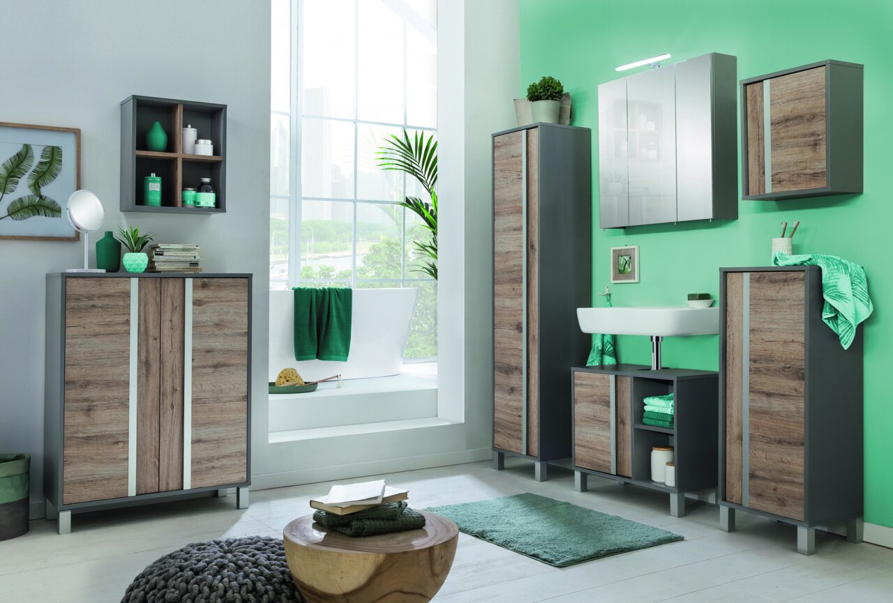 Badezimmermöbel-Set in moderner Perspektive mit Holz- und Grautönen, bestehend aus mehreren Schränken und einem Waschbeckenunterschrank, vor einer mintgrünen Wand.