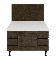 Bruin gestoffeerd boxspringbed met hoog hoofdbord, wit matras en zwarte poten, recht van voren weergegeven.