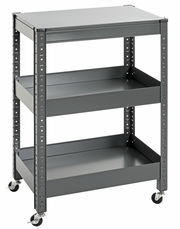 Grauer Servierwagen mit drei Ebenen und Rollen, seitliche Perspektive