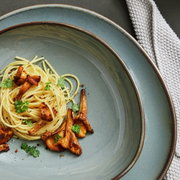 Een elegante combinatie van spaghetti en cantharellen, van bovenaf gefotografeerd.