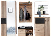 Garderoben-Set in Holzoptik mit Spiegel, Kleiderhaken, Schuhregal und Schubladen, frontal betrachtet.