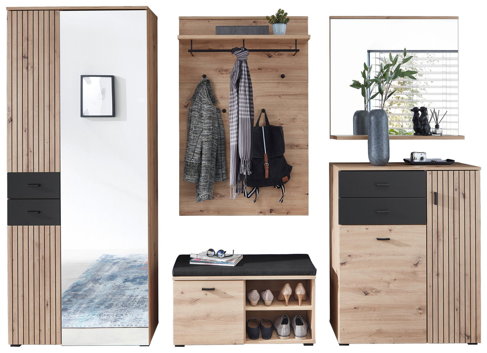 Garderoben-Set in Holzoptik mit Spiegel, Kleiderhaken, Schuhregal und Schubladen, frontal betrachtet.