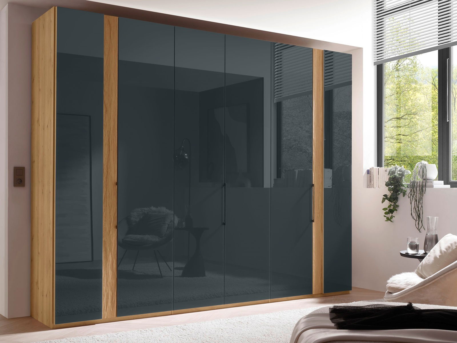 Moderner 6-türiger Drehtürenschrank mit Holzrahmen und dunklen Glastüren, seitliche Perspektive im Schlafzimmer.
