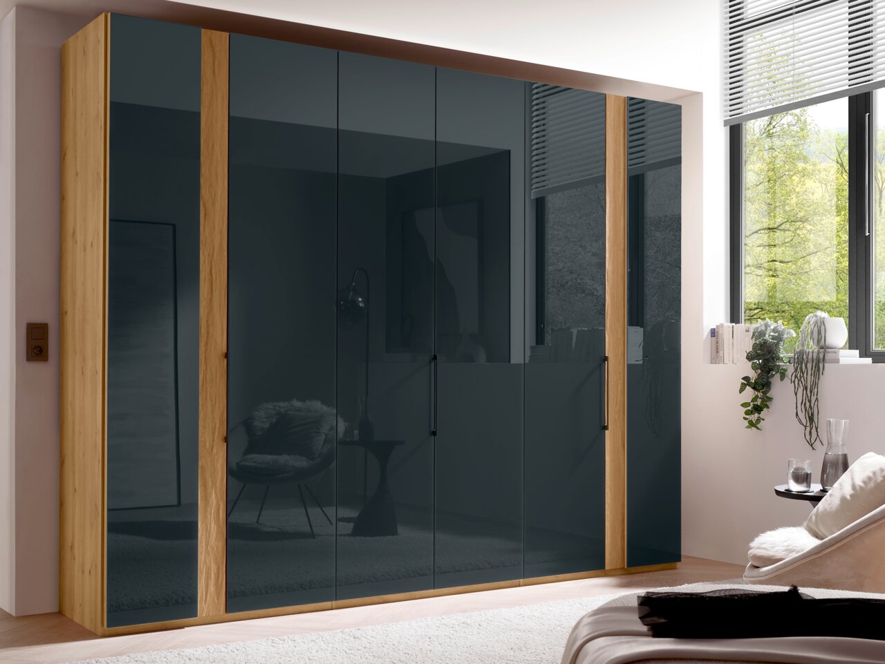 Moderner 6-türiger Drehtürenschrank mit Holzrahmen und dunklen Glastüren, seitliche Perspektive im Schlafzimmer.