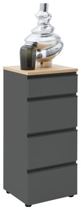 Graue Schubkastenkommode LENDINA von Dieter Knoll mit vier Schubladen, dekoriert mit einer modernen Skulptur und einer Vase, seitliche Perspektive.