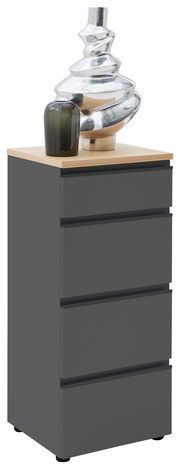 Graue Schubkastenkommode LENDINA von Dieter Knoll mit vier Schubladen, dekoriert mit einer modernen Skulptur und einer Vase, seitliche Perspektive.