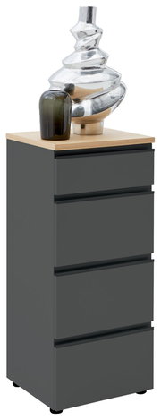 Graue Schubkastenkommode LENDINA von Dieter Knoll mit vier Schubladen, dekoriert mit einer modernen Skulptur und einer Vase, seitliche Perspektive.