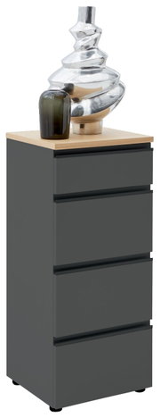 Graue Schubkastenkommode LENDINA von Dieter Knoll mit vier Schubladen, dekoriert mit einer modernen Skulptur und einer Vase, seitliche Perspektive.