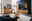 Moderne Wohnzimmer-Wandkombination aus Holz mit TV-Schrank, Vitrine und Regal, frontal betrachtet.