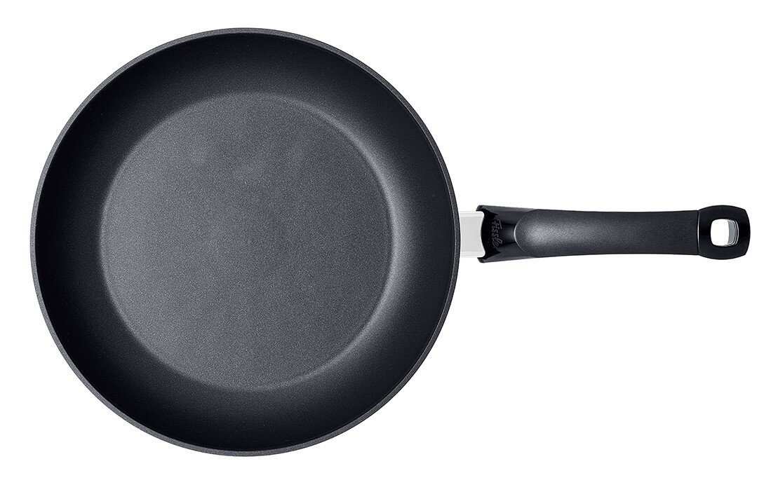 Ansicht von oben auf eine schwarze Bratpfanne mit langem Griff, Modell Levital+ Red Classic 28cm.