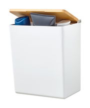 Weiße Aufbewahrungsbox mit offenem Holzdeckel, gefüllt mit verschiedenen Behältern, seitliche Perspektive