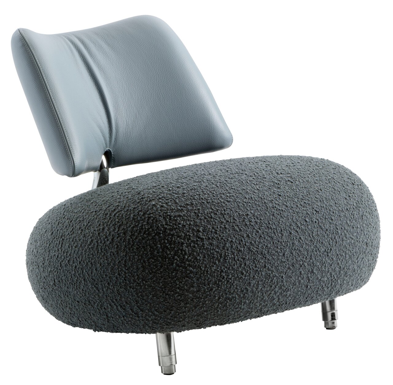 Moderner Sessel mit grauem, strukturiertem Sitz und glatter Rückenlehne, seitliche Perspektive