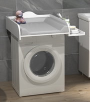 Wickelaufsatz in Weiß auf einer Frontlader-Waschmaschine im Badezimmer, mit gepolsterter Wickelauflage und seitlicher Ablage, Perspektive: frontale Ansicht leicht von links oben