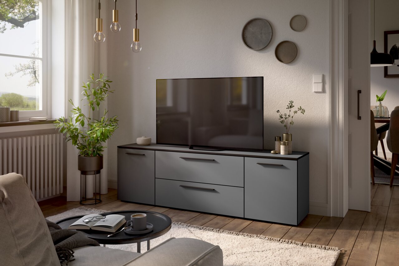 Modernes TV-Lowboard in einem stilvollen Wohnzimmer, seitliche Perspektive