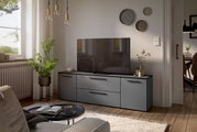 Modernes TV-Lowboard in einem stilvollen Wohnzimmer, seitliche Perspektive
