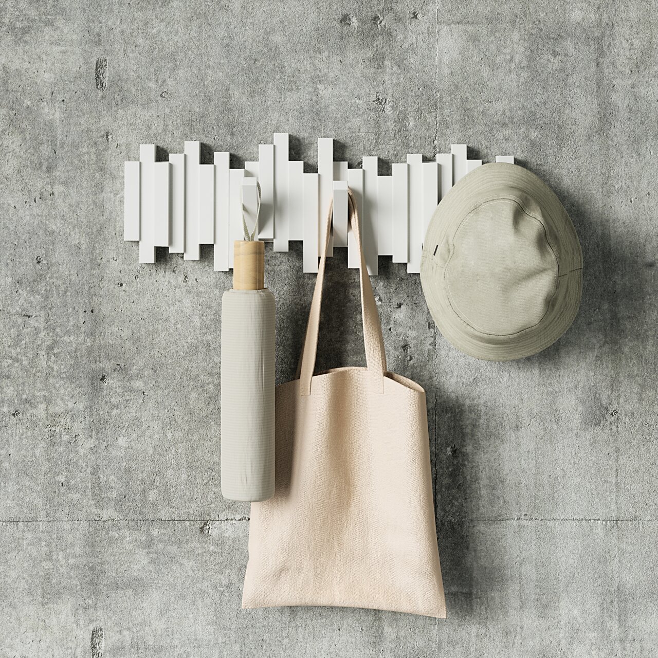 Moderne Wandgarderobe mit geometrischem Design, frontal fotografiert, mit Hut, Tasche und Flasche behängt.