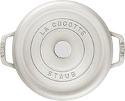 Runde, cremefarbene Bräter Cocotte von oben mit der Aufschrift 'La Cocotte Staub' auf dem Deckel.