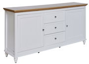 Weißes Sideboard mit drei Schubladen und zwei Türen, Holzoberfläche, seitliche Perspektive