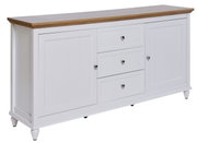 Weißes Sideboard mit drei Schubladen und zwei Türen, Holzoberfläche, seitliche Perspektive