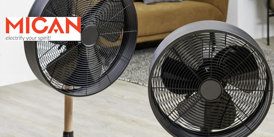 Twee zwarte vloerventilatoren. Mikan-logo in de hoek.