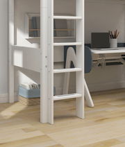 Hochbett mit senkrechter Leiter, Schreibtisch und Regal, seitliche Perspektive