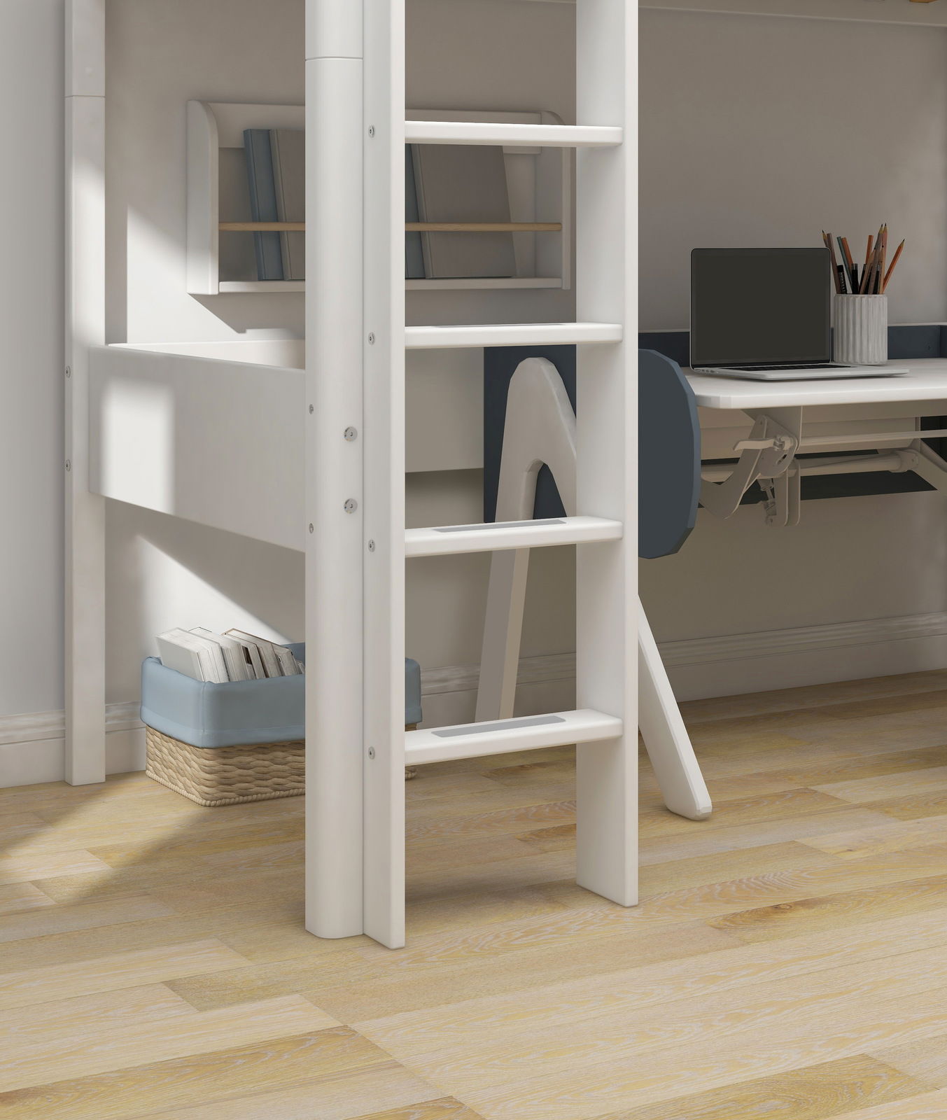 Hochbett mit senkrechter Leiter, Schreibtisch und Regal, seitliche Perspektive