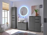 Moderner grauer Hochschrank in einem stilvollen Badezimmer, seitliche Perspektive.