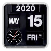 Wanduhr im Retro-Stil mit Datumsanzeige, zeigt den 15. Mai 2020, Freitag, aus frontaler Perspektive