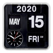Wanduhr im Retro-Stil mit Datumsanzeige, zeigt den 15. Mai 2020, Freitag, aus frontaler Perspektive