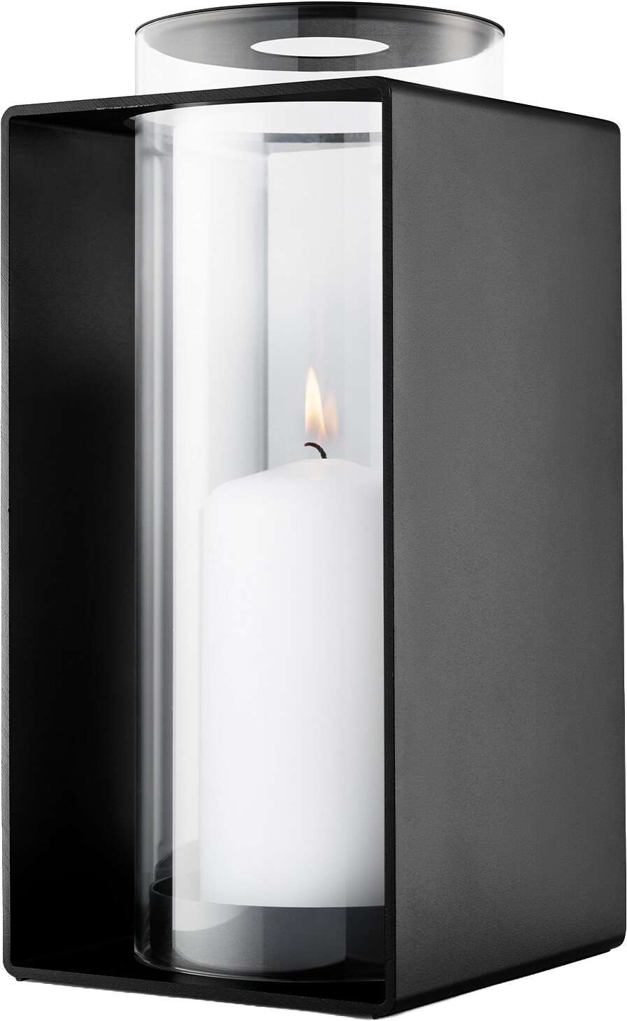 Eva Solo Glas-Windlicht 30 cm GLOW Schwarzer, rechteckiger Laternen-Kerzenhalter mit Glaszylinder und weißer brennender Stumpenkerze, freigestellt vor weißem Hintergrund, Ansicht schräg von vorn