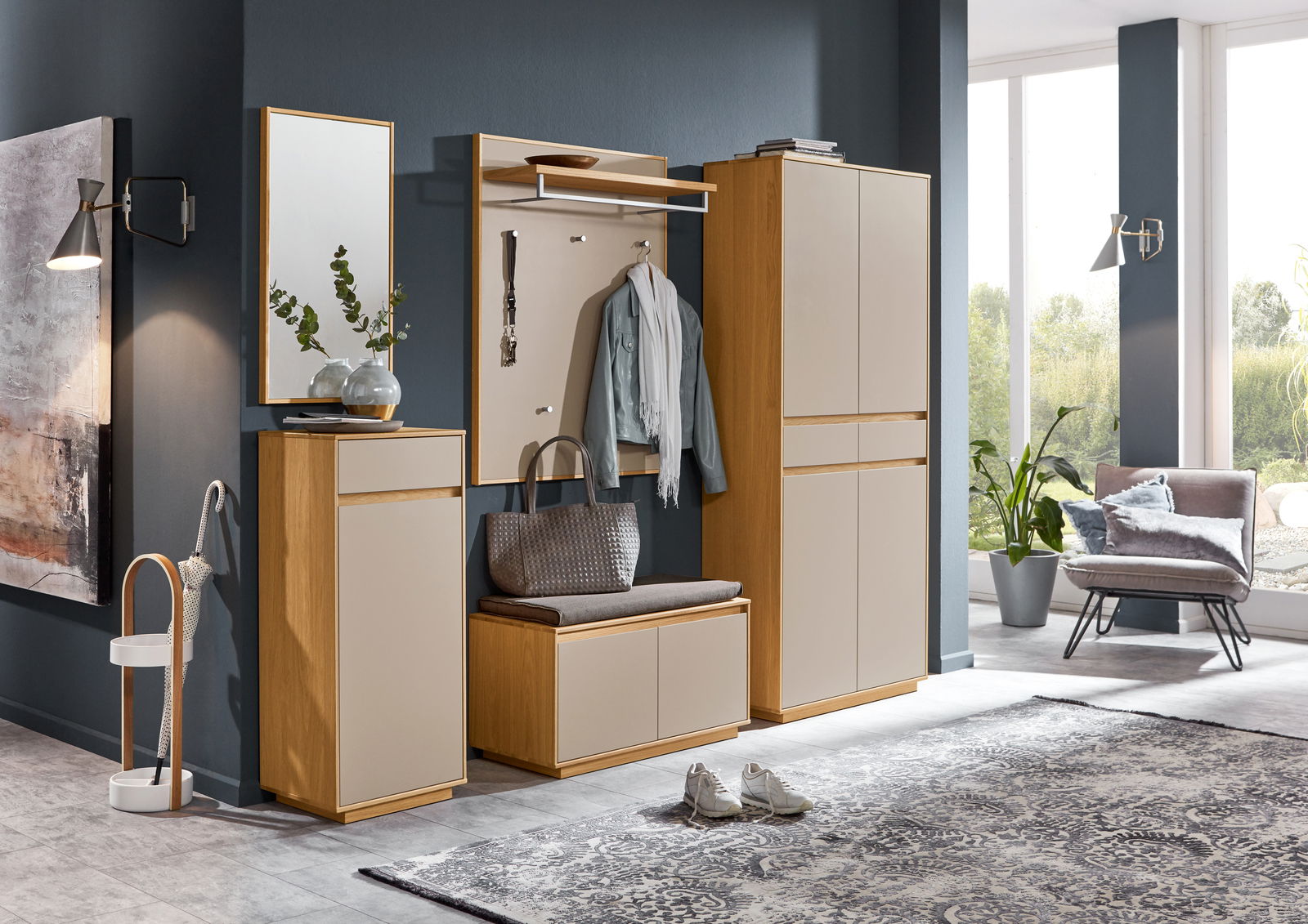 Moderne Garderobeneinrichtung mit Spiegel, Garderobenpaneel, Schuhschrank und Sitzbank in Holzoptik, seitliche Perspektive.