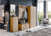Moderne Garderobeneinrichtung mit Spiegel, Garderobenpaneel, Schuhschrank und Sitzbank in Holzoptik, seitliche Perspektive.