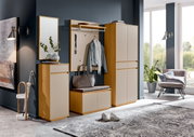Moderne Garderobeneinrichtung mit Spiegel, Garderobenpaneel, Schuhschrank und Sitzbank in Holzoptik, seitliche Perspektive.